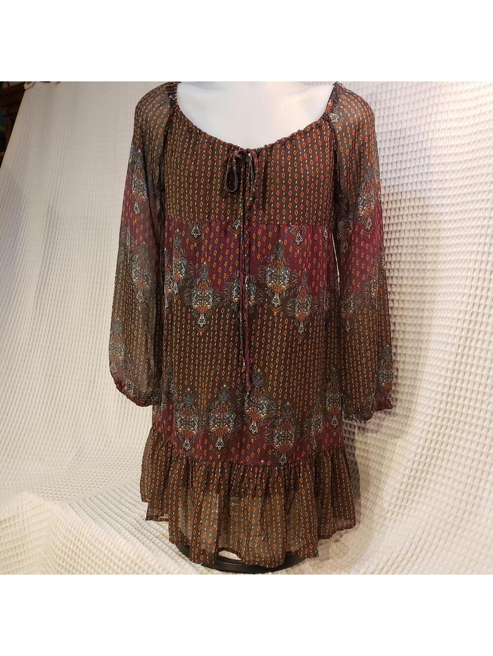 Xhilaration tunic / Brown and multi-colored print.
